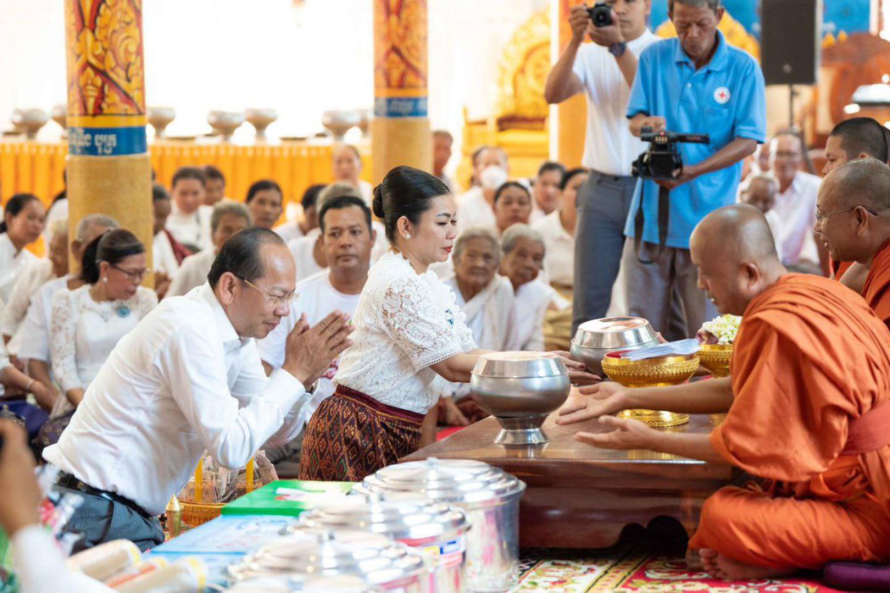 ថ្ងៃបញ្ចប់បុណ្យចូលឆ្នាំថ្មី អភិបាលខេត្តកំពត ចូលរួម ប្រារព្ធ ពិធីនៅវត្តត្រើយកោះ