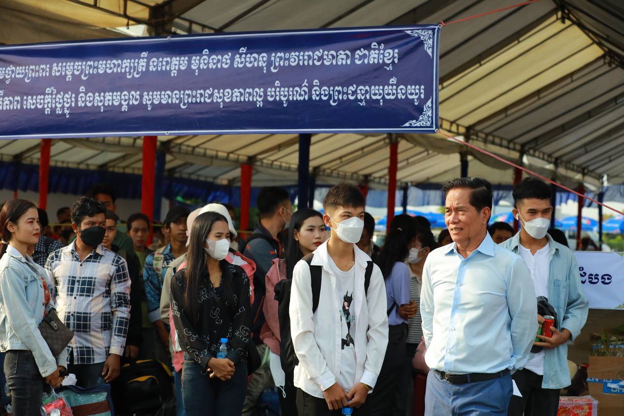 រថយន្តក្រុងជាង ៤០០គ្រឿង បានដឹកជញ្ជូនប្រជាពលរដ្ឋដោយឥតគិត ថ្លៃជាង ៨ម៉ឺននាក់ ទៅស្រុកកំណើត និង ត្រលប់មក ភ្នំពេញវិញ