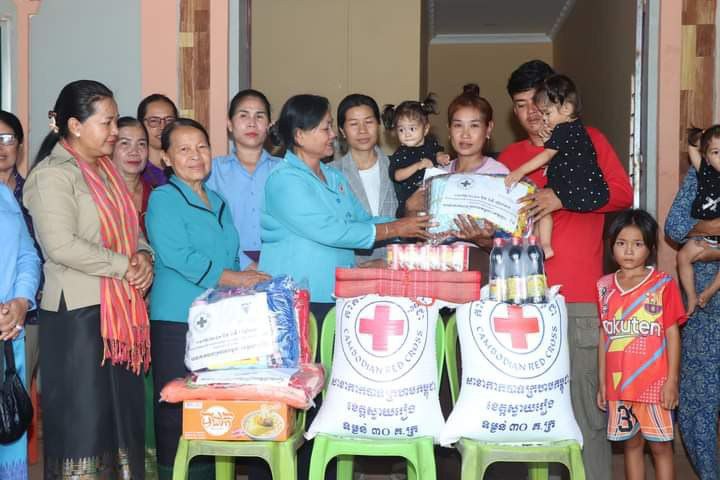 ស្ត្រីមានកូនភ្លោះបីនាក់ បានទទួលអំណោយពីសាខាកាកបាទក្រហមកម្ពុជាខេត្តស្វាយរៀង