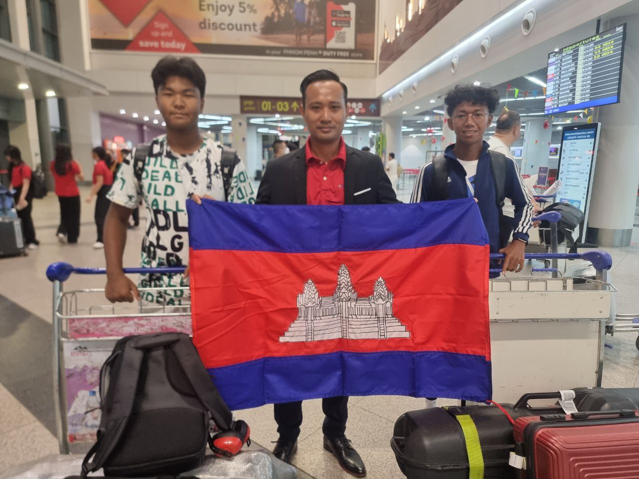 កីឡាករកីឡាវាយកូនគោលអាយុក្រោម១៨ឆ្នាំ ២រូប ចេញទៅចូលរួមការ ប្រកួតនៅ វៀតណាម