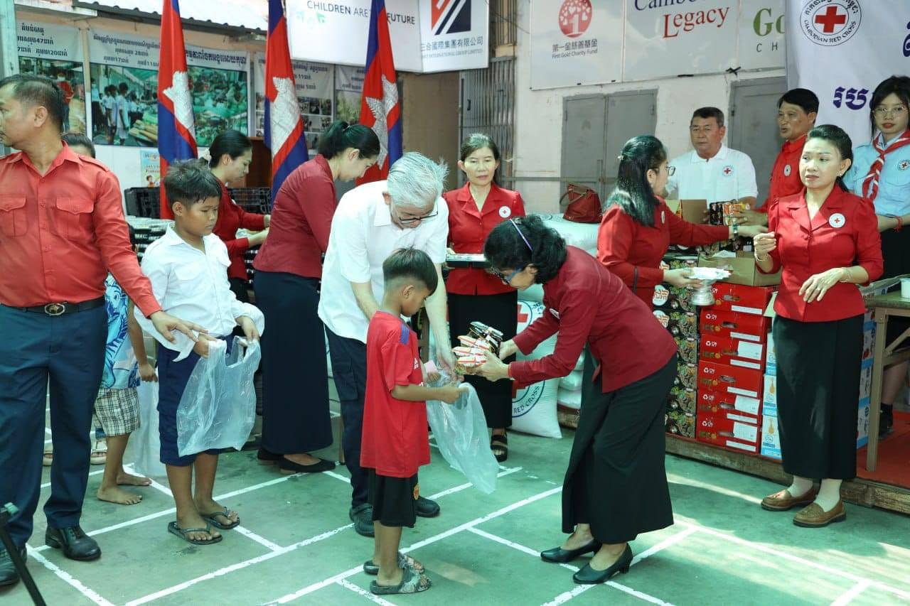 កុមារជួបការលំបាកជាង ៦០០នាក់ នៃអង្គការផ្ទះបាយកុមារ ទទួលអំណោយមនុស្សធម៌ជាលើកទី៤ ពីកាកបាទក្រហមកម្ពុជា