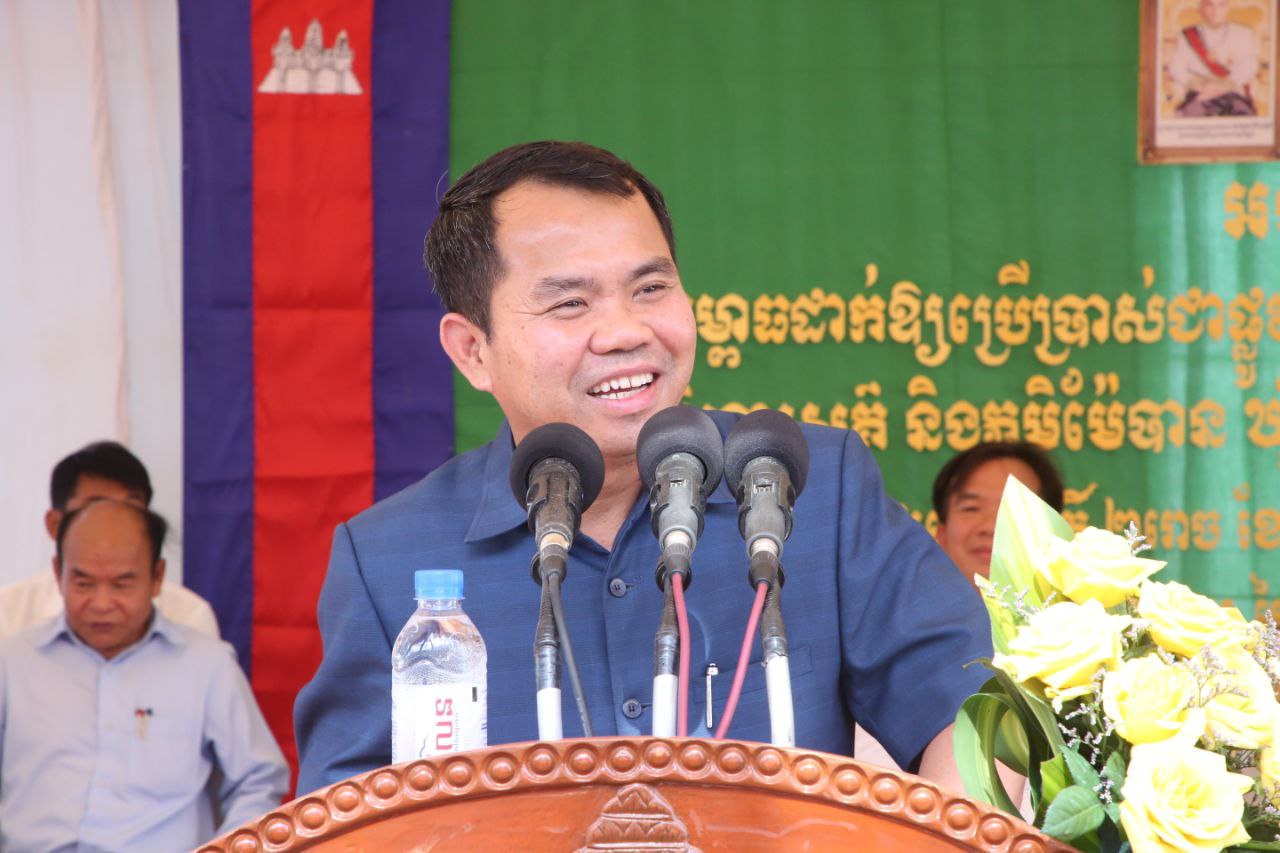 ផ្លូវបេតុងអាមេចំនួន ៤ ខ្សែ នៅស្រុកខ្សាច់កណ្ដាល ខេត្តកណ្តាល ត្រូវបានសម្ពោធដាក់ឱ្យប្រើប្រាស់ជាផ្លូវការ