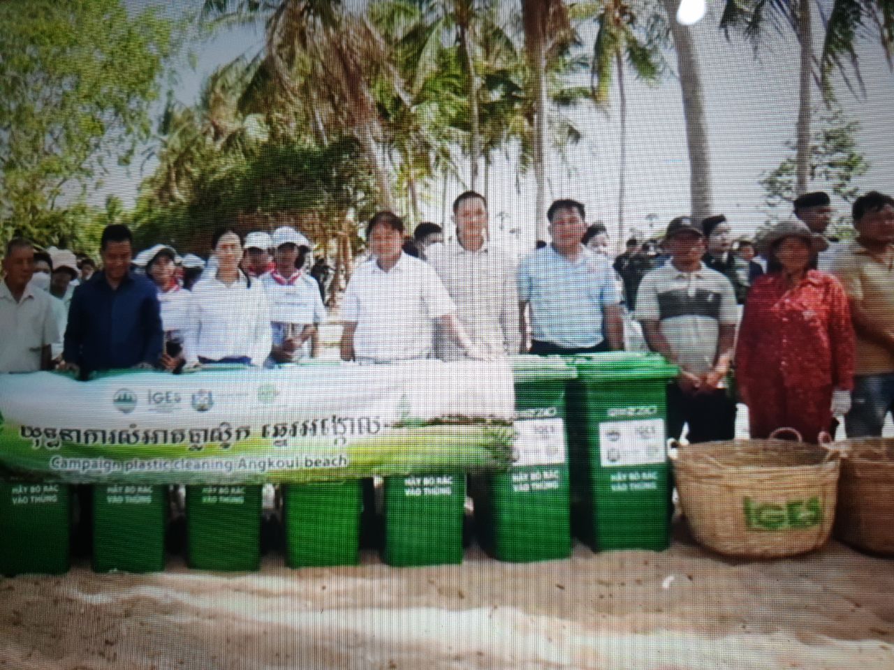 បំផុសស្មារតីអាជីវករខេត្តកែបឳ្យចូលរួមសម្អាតប្លាស្ទិកនៅឆ្នេរអង្កោល
