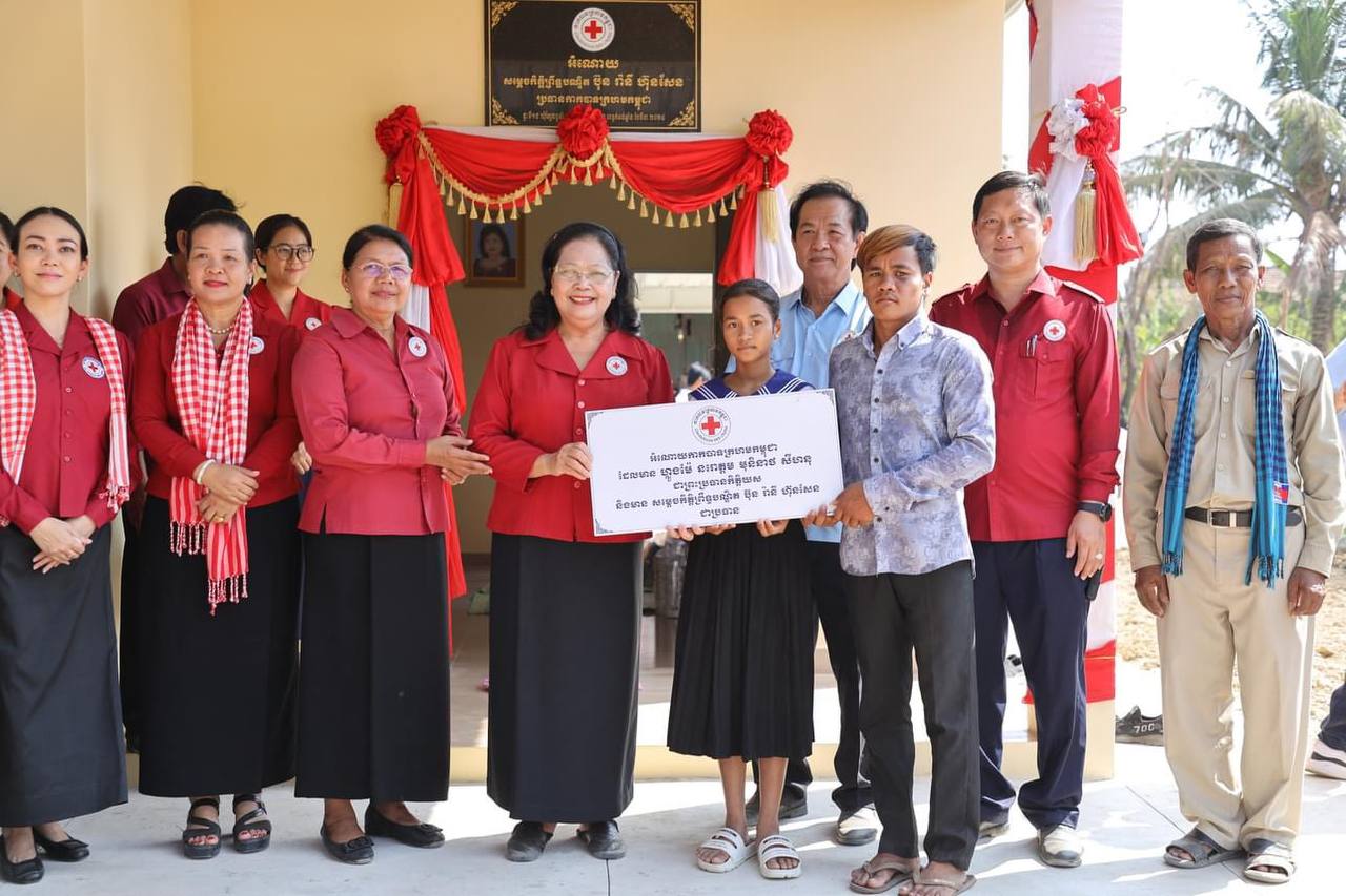 កាកបាទក្រហមកម្ពុជា ប្រគល់ផ្ទះថ្មថ្មី ១ខ្នងជូនកុមារកំព្រា ២នាក់បងប្អូន រស់នៅភូមិត្បែងខ្ពស់ ឃុំត្បែងខ្ពស់ ស្រុកសាមគ្គីមានជ័យ ខេត្តកំពង់ឆ្នាំង