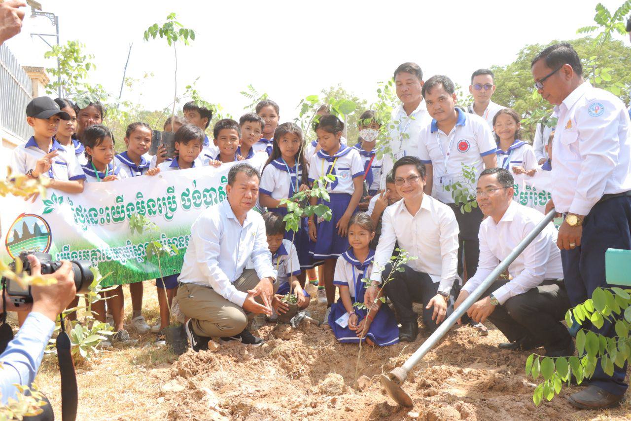 យុវជនកម្ពុជាចែករំលែកក្តីស្រឡាញ់និងស្នាមញញឹមដើម្បីការអប់រំនិងបរិស្ថាន