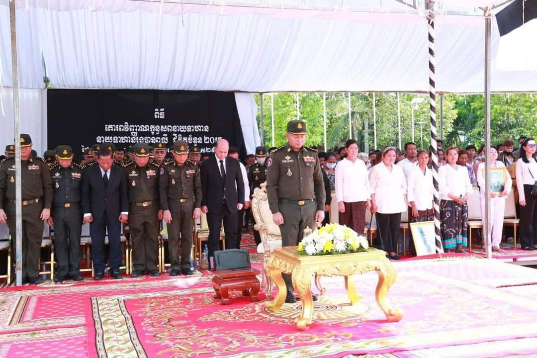 ឧបនាយករដ្ឋមន្រ្តី ទៀ សីហា ដឹកនាំគណៈប្រតិភូគោរពវិញ្ញាណក្ខន្ធយោធិនពលី ដោយឧបទ្ទវហេតុផ្ទុះគ្រាប់ នៅយោធភូមិភាគទី៣