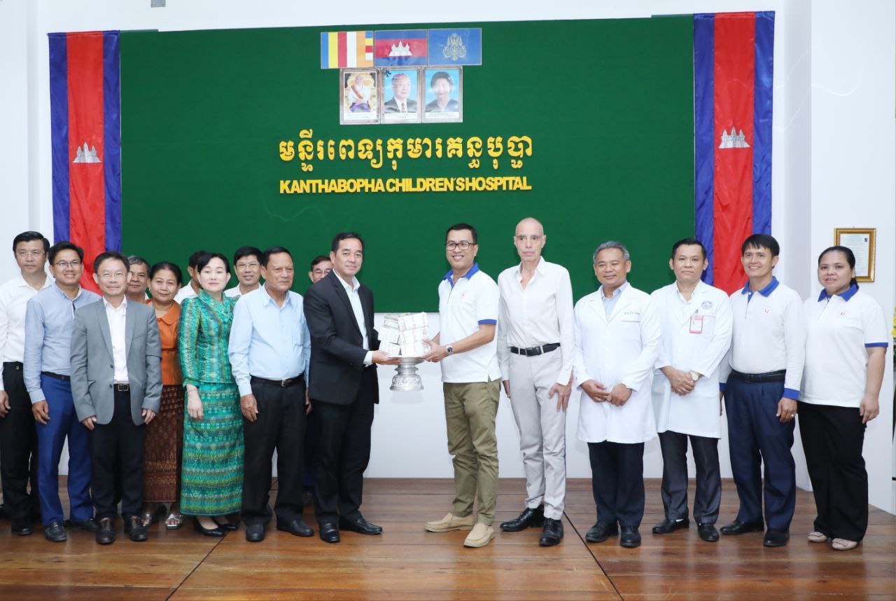 អភិបាលខេត្តកំពង់ចាមនាំយកថវិកាជាង ៤២៣លានរៀល និងជិត ៩.០០០ដុល្លារប្រគល់ជូនមន្ទីរពេទ្យគន្ធបុប្ផា