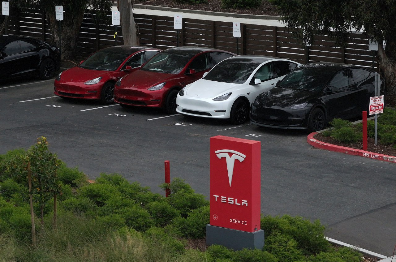 រថយន្ត Tesla បើកដោយខ្លួនឯងចំនួនពីរលានគ្រឿងអាចបង្កគ្រោះថ្នាក់