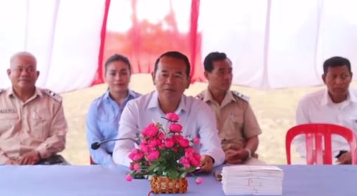 អភិបាលស្រុកស្ទោងផ្តល់បណ្ណសមធម៌ជូនពលរដ្ឋក្រីក្រឃុំបន្ទាយស្ទោង