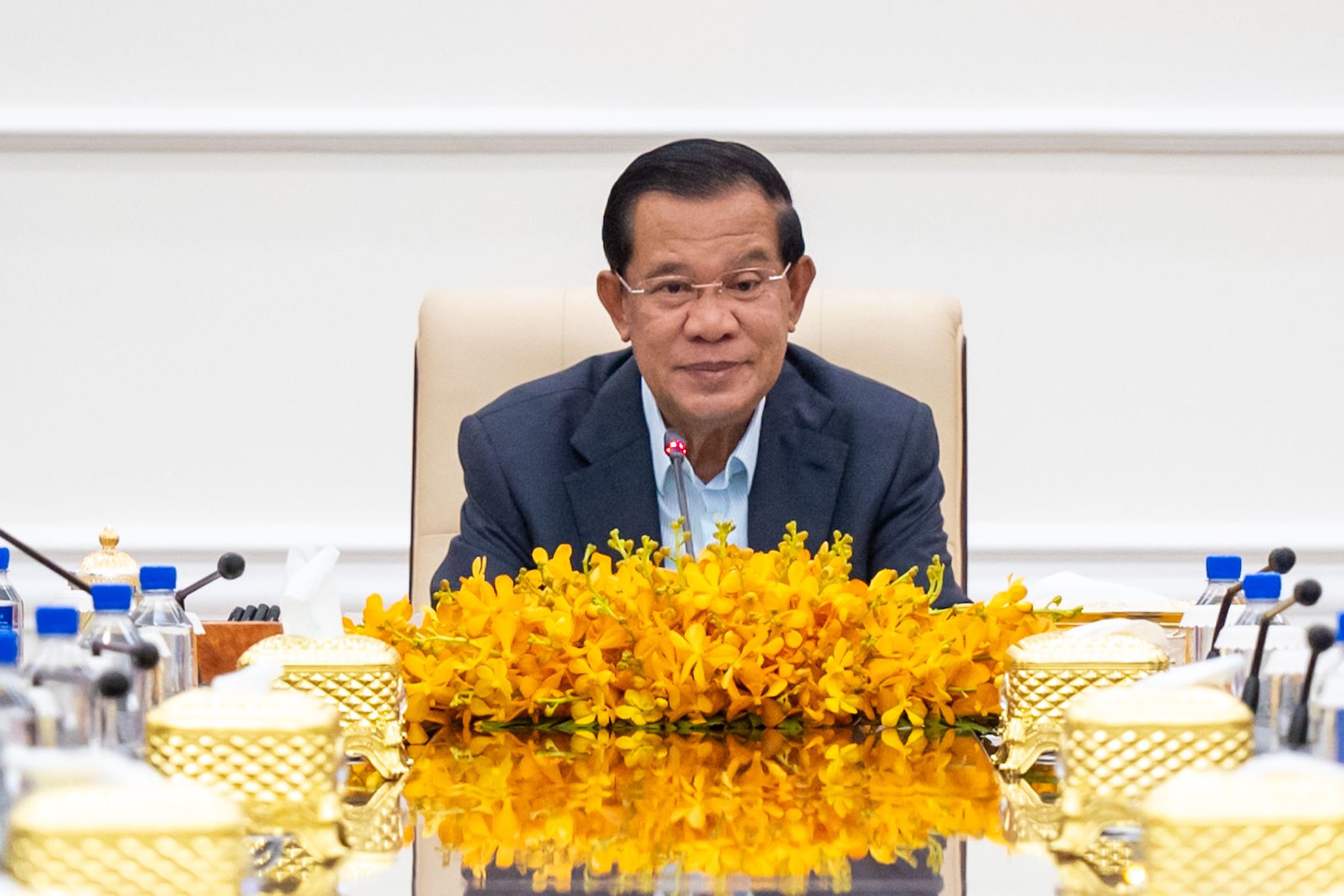 សម្ដេចតេជោ ហ៊ុន សែន ណែនាំឱ្យសមាគមសិល្បករខ្មែរ ពិនិត្យលក្ខខណ្ឌឡើងវិញ ដើម្បីរក្សានូវតម្លៃសិល្បករ សិល្បការិនីយើង និងសម្រេចជួយឧបត្ថម្ភទ្រទ្រង់សមាគម ១០ម៉ឺនដុល្លារអាមេរិកក្នុង ១ឆ្នាំ ក្នុងរយៈពេល ៥ឆ្នាំ
