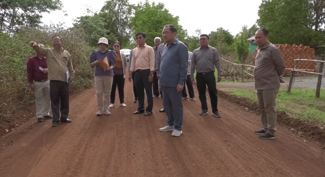 មន្ត្រីជាន់ខ្ពស់ក្រសួងអភិវឌ្ឍន៍ជនបទសំណូមពរឱ្យចូលរួមថែទាំផ្លូវដែលធ្វើរួចហើយ