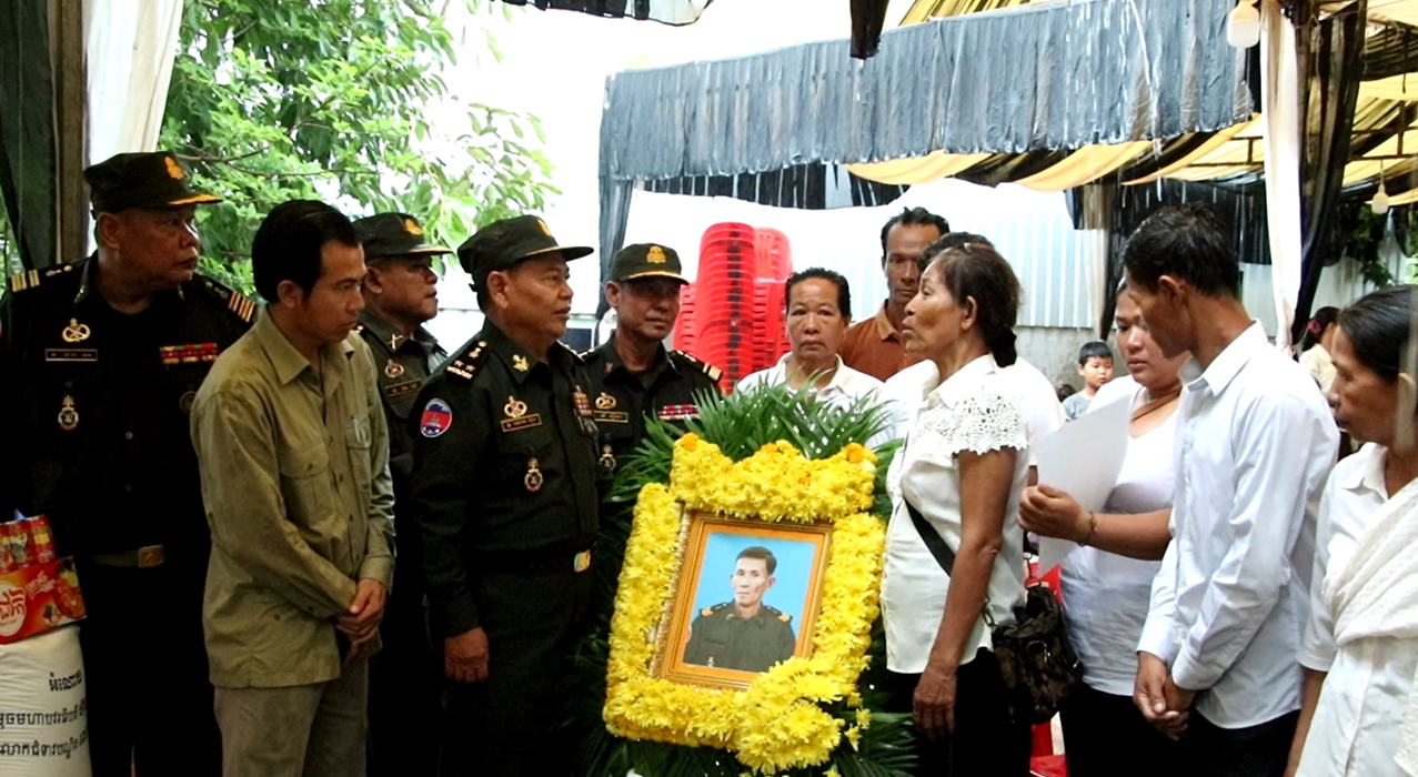 ប្រធានសមាគមអតីតយុទ្ធជនកម្ពុជាខេត្តកំពង់ធំចូលរួមក្នុងបុណ្យសពអតីតយុទ្ធជន នៅស្រុកបារាយណ៍ និងប្រគល់ផ្ទះមួយខ្នង