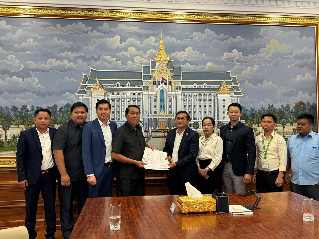 ម្ចាស់គម្រោងអភិវឌ្ឍន៍ បានប្រគល់ប័ណ្ណកម្មសិទ្ធិដីធ្លី មកក្រសួងរៀបចំដែនដី នគរូបនីយកម្ម និងសំណង់ ដើម្បីបំបែកក្បាលដីជូនអតិថិជនដែលបានបង់ ១០០% 🏘🇰🇭