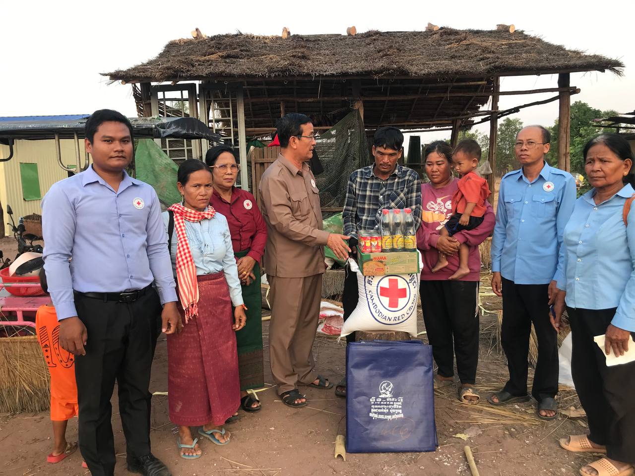អភិបាលក្រុងព្រះវិហារ ដឹកនាំក្រុមការងារមនុស្សធម៌ នាំយកអំណោយឧបត្ថម្ភដល់ប្រជាពលរដ្ឋ ដែលរងគ្រោះដោយគ្រោះធម្មជាតិ ខ្យល់កន្ត្រាក់
