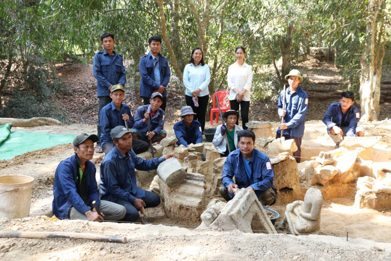 អាជ្ញាធរជាតិអប្សរា ប្រទះឃើញបំណែករូបព្រះពុទ្ធបដិមាធ្វើពីថ្មភក់ ចំនួនជាង ១០០បំណែក នៅប្រាសាទតាព្រហ្ម