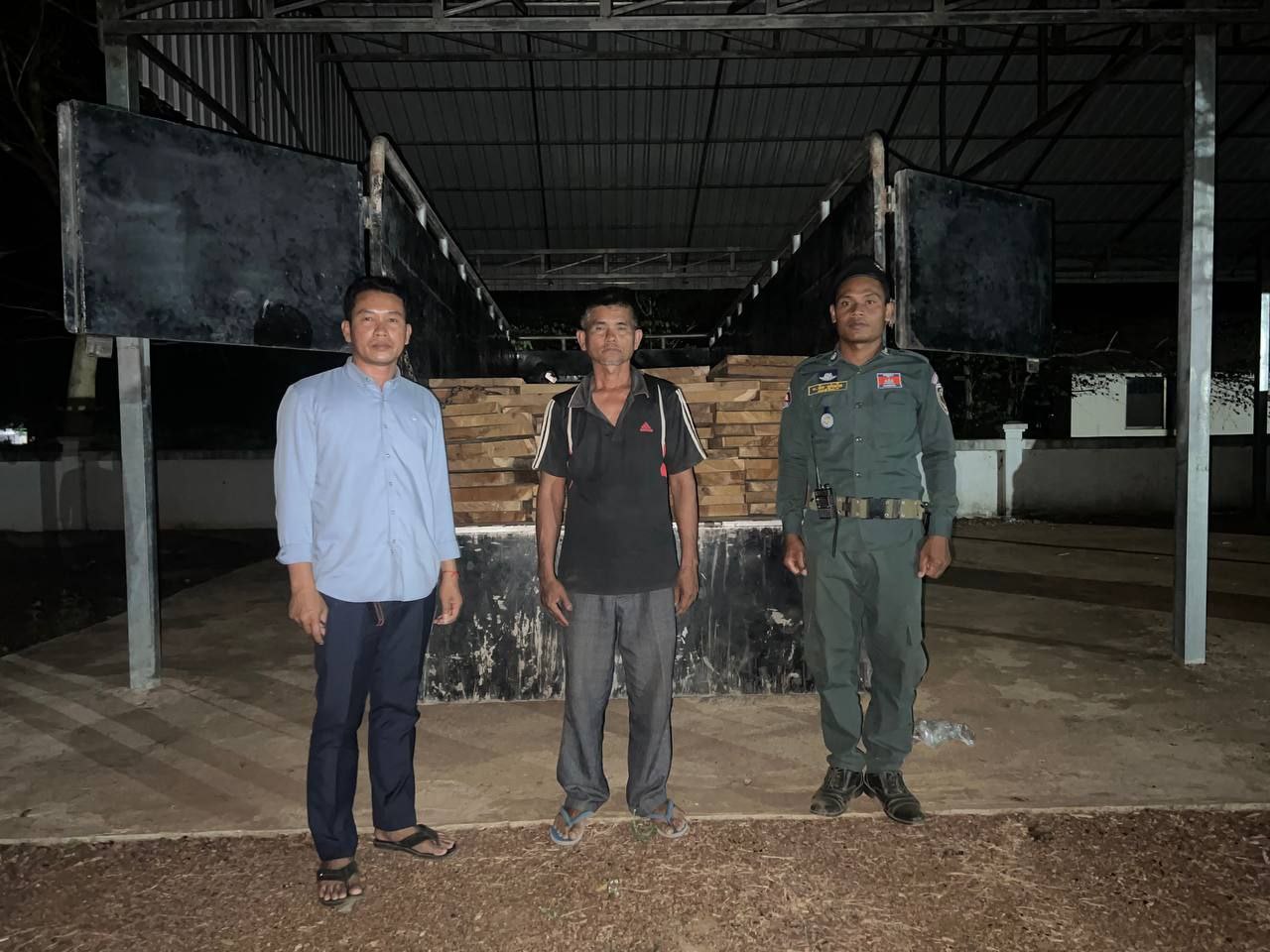 សមត្ថកិច្ចស្រុកឆែប ខេត្តព្រះវិហារ ចុះបង្ក្រាបរថយន្តដឹកឈើមួយគ្រឿង រឹបអូសឈើអារ ៧០សន្លឹក សង្ស័យឈ្មួញបានកាប់ និងដឹកជញ្ជូនចេញ ពីដែនជម្រកសត្វព្រៃព្រះរកា-ឆែប