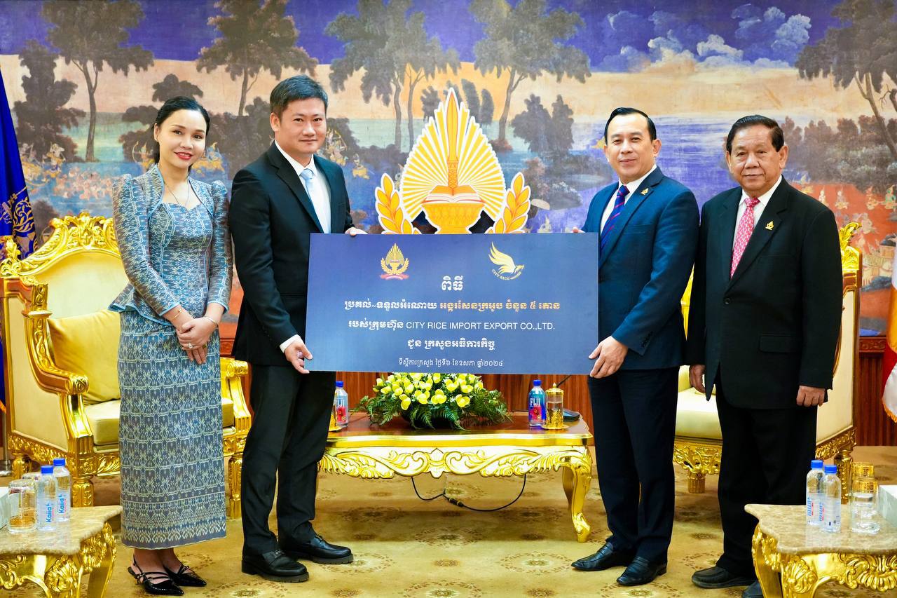 ឯកឧត្តម ហួត ហាក់ ទទួលជួបពិភាក្សាការងារជាមួយក្រុមហ៊ុន ស៊ីធីរ៉ាយស៍ និងទទួលអំណោយ អង្ករសែនក្រអូប ចំនួន ៥តោន