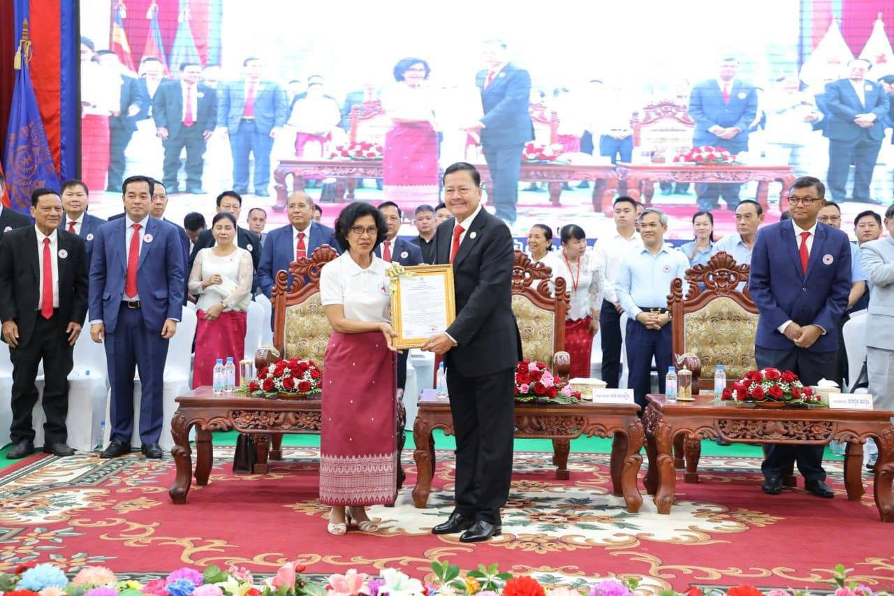 ឯកឧត្តមសន្តិបណ្ឌិត នេត សាវឿន ត្រូវបានតែងតាំងជាប្រធានកិត្តិយសសាខាកាក បាទក្រហមកម្ពុជា ខេត្តកំពង់ចាម អាណត្តិទី៥