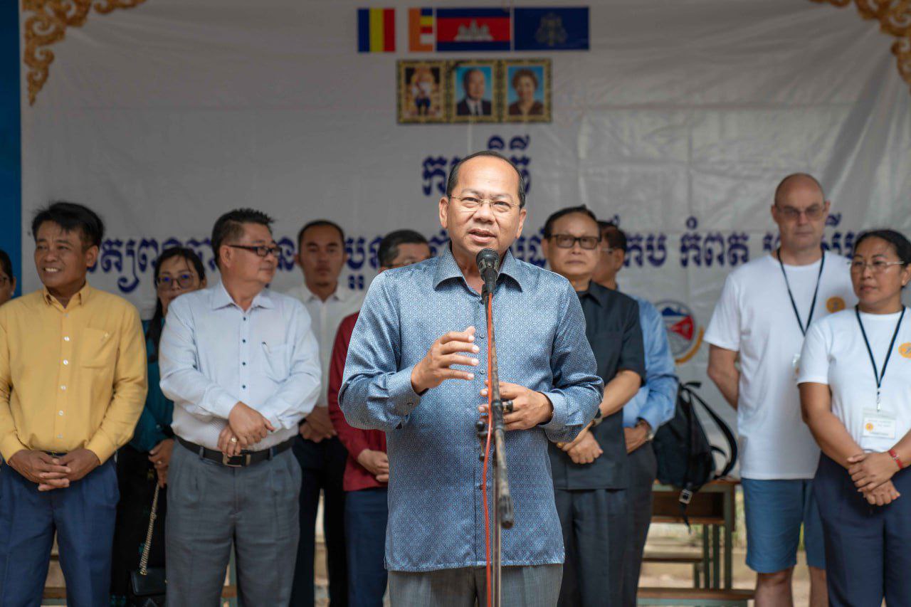 ពលរដ្ឋក្នុងស្រុកដងទង់ ទទួលបានការពិនិត្យ និងព្យាបាលជំងឺដោយឥតគិតថ្លៃ