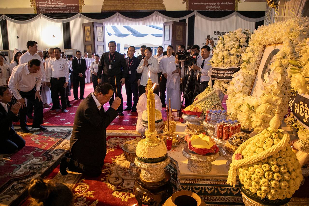សម្តេចតេជោ ហ៊ុន សែន អញ្ជើញគោរពវិញ្ញាណក្ខន្ធលោកស្រី ឈឹម ប៉ែននីឡា ដែលជាម្តាយមីងជីដូនមួយ
