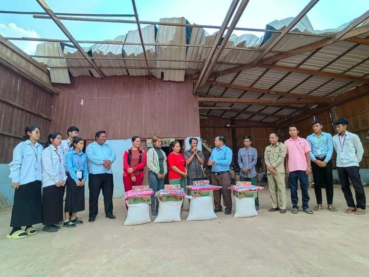 អភិបាលស្រុកអណ្តូងមាសនាំយកអំណោយជូនប្រជាពលរដ្ឋបួនគ្រួសារនៅឃុំតាឡាវដែលរងគ្រោះដោយខ្យល់កន្រ្តាក់