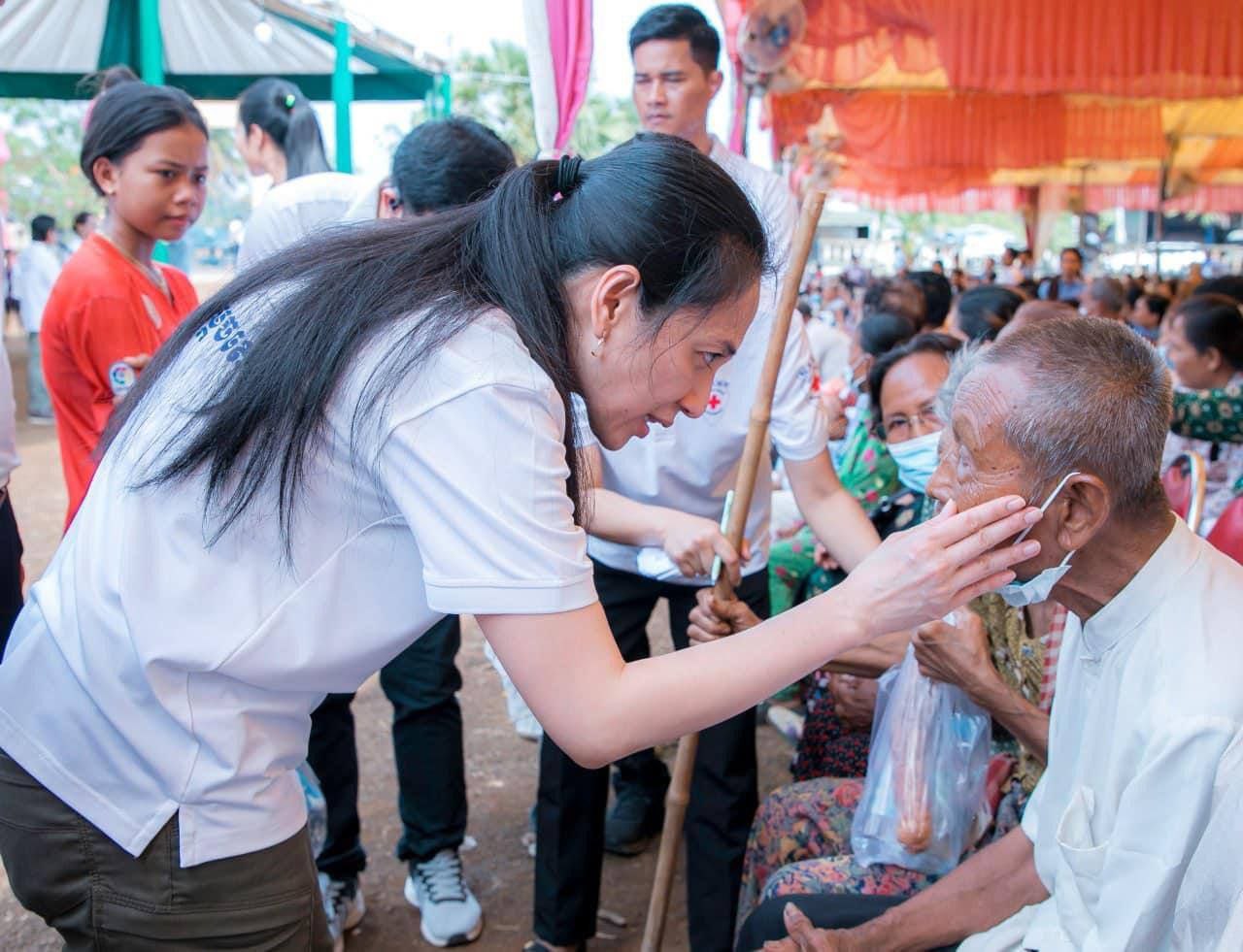 លោកជំទាវបណ្ឌិត ពេជ ចន្ទមុន្នី ដឹកនាំក្រុមគ្រូពេទ្យ TYDA ព្យាបាលជំងឺជូនប្រជាពលរដ្ឋ ចំនួន ២៩៣៨នាក់ នៅស្រុកតាំងគោក