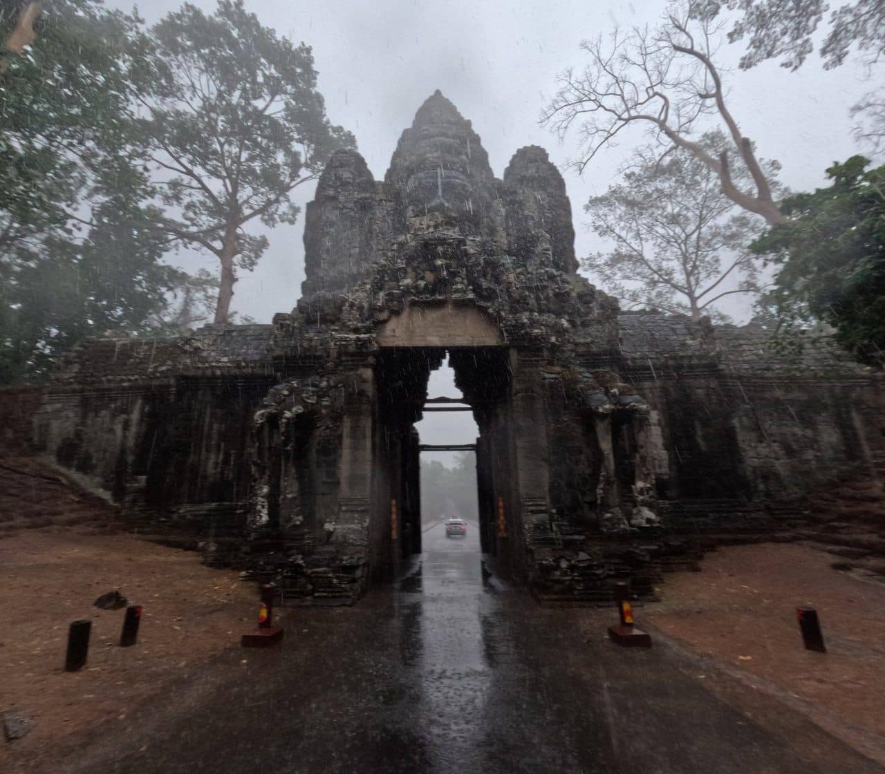មើល ! សម្រស់ខ្លោងជ័យរបស់ខ្លោងទ្វារក្រុងអង្គរ ក្រោមដំណក់ទឹកភ្លៀង