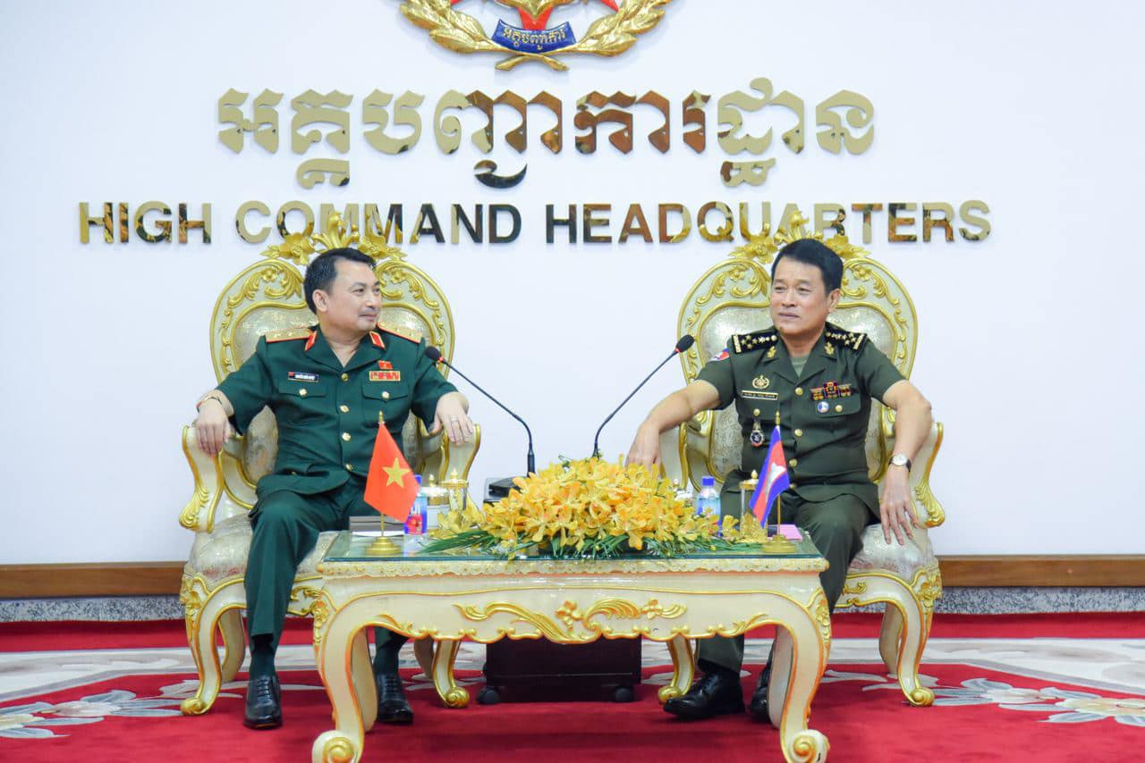 គណៈប្រតិភូបញ្ជាការដ្ឋានការពាររដ្ឋធានីហាណូយជួបសម្ដែងការគួរអគ្គមេបញ្ជាការនៃកងយោធពលខេមរភូមិន្ទ