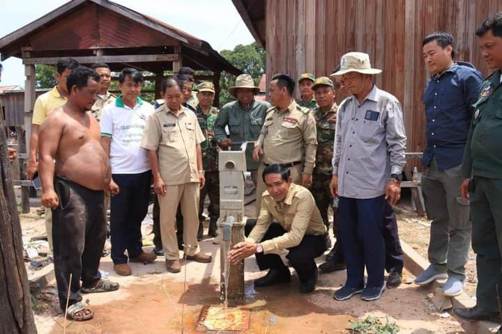 ឯកឧត្តម ម៉ា វិចិត្រ ដឹកនាំក្រុមការងារចុះពិនិត្យស្ថានភាព ខ្វះទឹក ប្រើប្រាស់នៅតាម មូល ដ្ឋាន និងជួសជុលអណ្ដូងស្នប់ ចំនួន ០១អណ្ដូង នៅឃុំវេីនសៃ ស្រុកវេីនសៃ