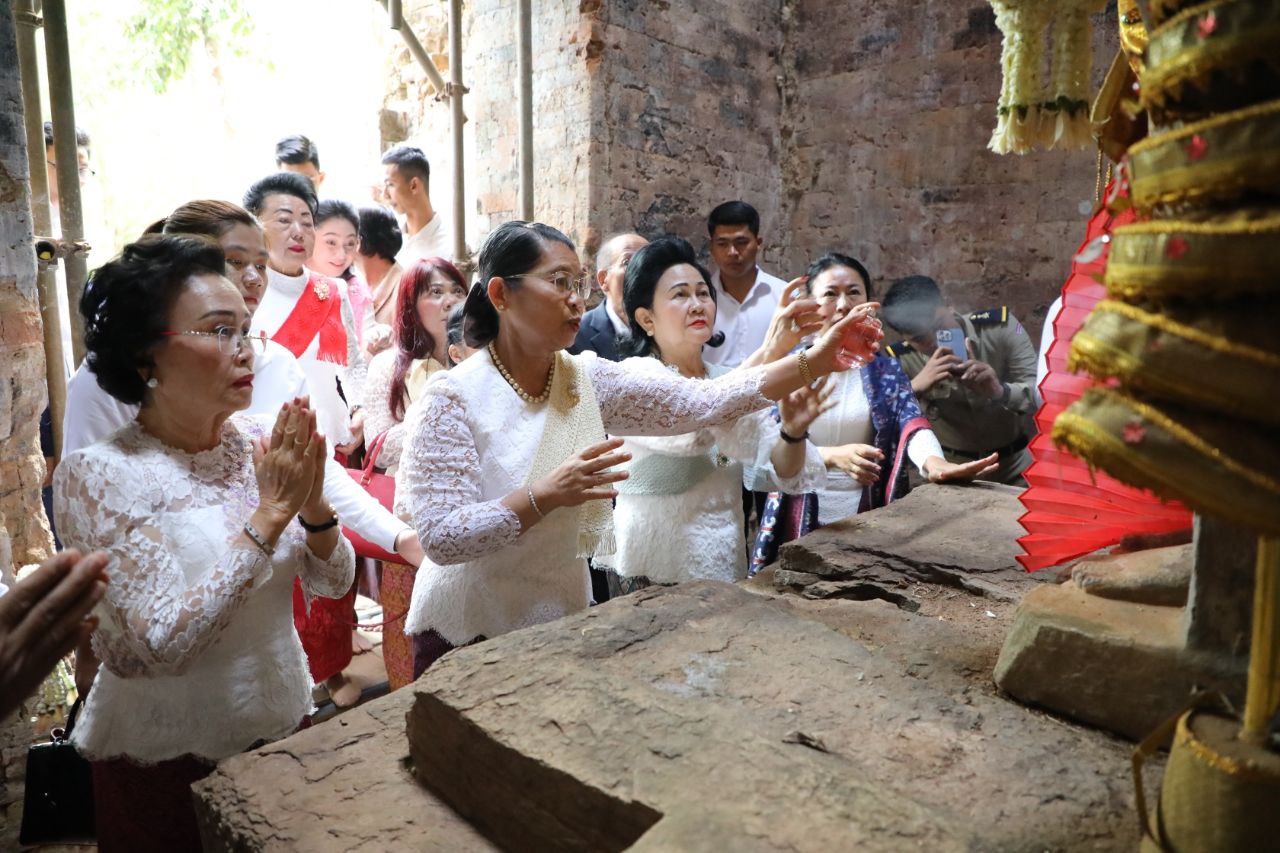សម្តេច ម៉ែន សំអន អញ្ជើញបួងសួងសុំសេចក្តីសុខ សេចក្តីចម្រើនជូនប្រជាពលរដ្ឋ នៅប្រាសាទសំបូរព្រៃគុក