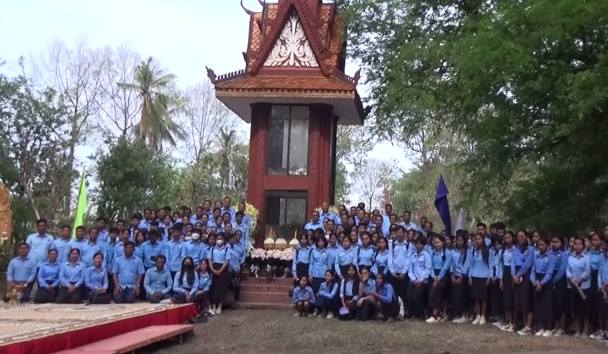 អ្នកនៅរស់គោរពវិញ្ញាណក្ខន្ធនៅស្តូបតម្កល់អដ្ឋិធាតុជនរងគ្រោះក្នុង​ទិវាជាតិនៃការចងចាំ នៅវត្តអំពែភ្នំ