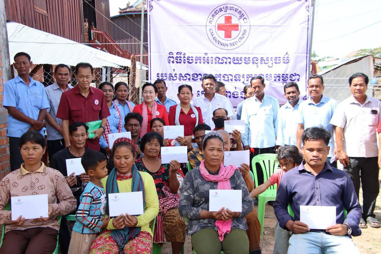 ពលរដ្ឋរងគ្រោះដោយខ្យល់កន្ត្រាក់ ១១គ្រួសារ នៅ​ស្រុកបាធាយ ទទួលបានអំណោយមនុស្សធម៌