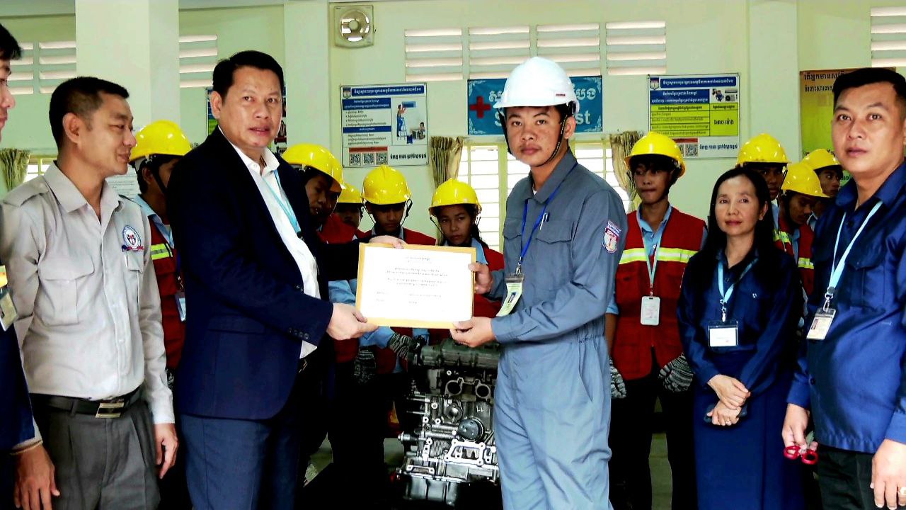សិស្សវគ្គមួយនៅវិទ្យាស្ថានពហុបច្ចេកទេសភូមិភាគតេជោសែនបាត់ ដំបង ប្រឡងសមត្ថភាព