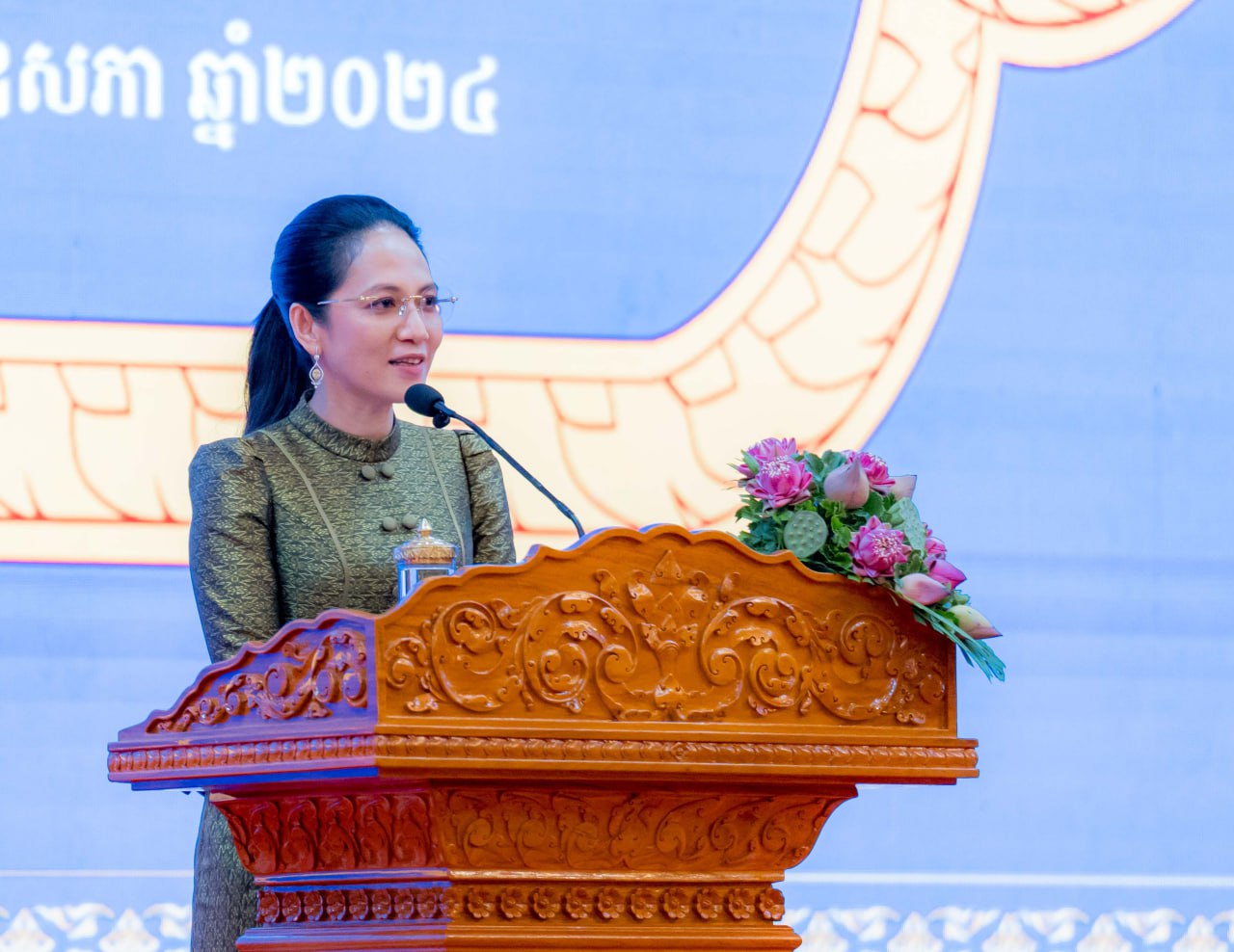 លោកជំទាវបណ្ឌិត ពេជ ចន្ទមុន្នី ផ្តល់ឱកាសអាហារូបករណ៍ដល់សិស្សនិសិ្សត ឱ្យទទួលបានលទ្ធភាពបន្តការសិក្សាទាំងក្នុង និងក្រៅប្រទេស