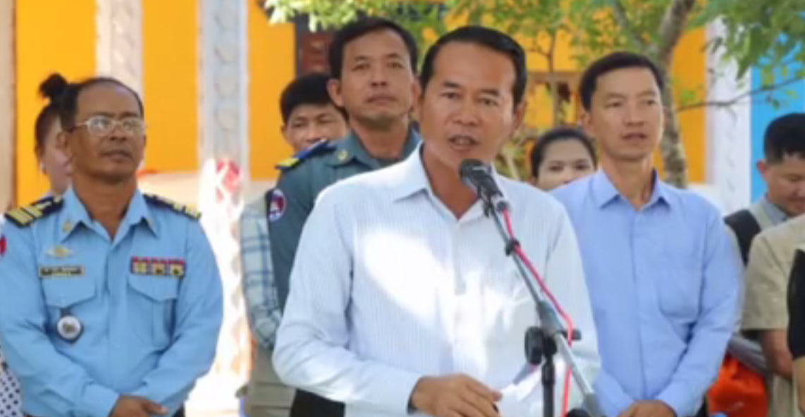 អភិបាលស្រុកស្ទោង និងមន្រ្តីអង្គការទស្សនៈពិភពលោក នាំយកអំណោយទៅជូនប្រជាពលរដ្ឋក្រីក្រ៥០គ្រួសារ