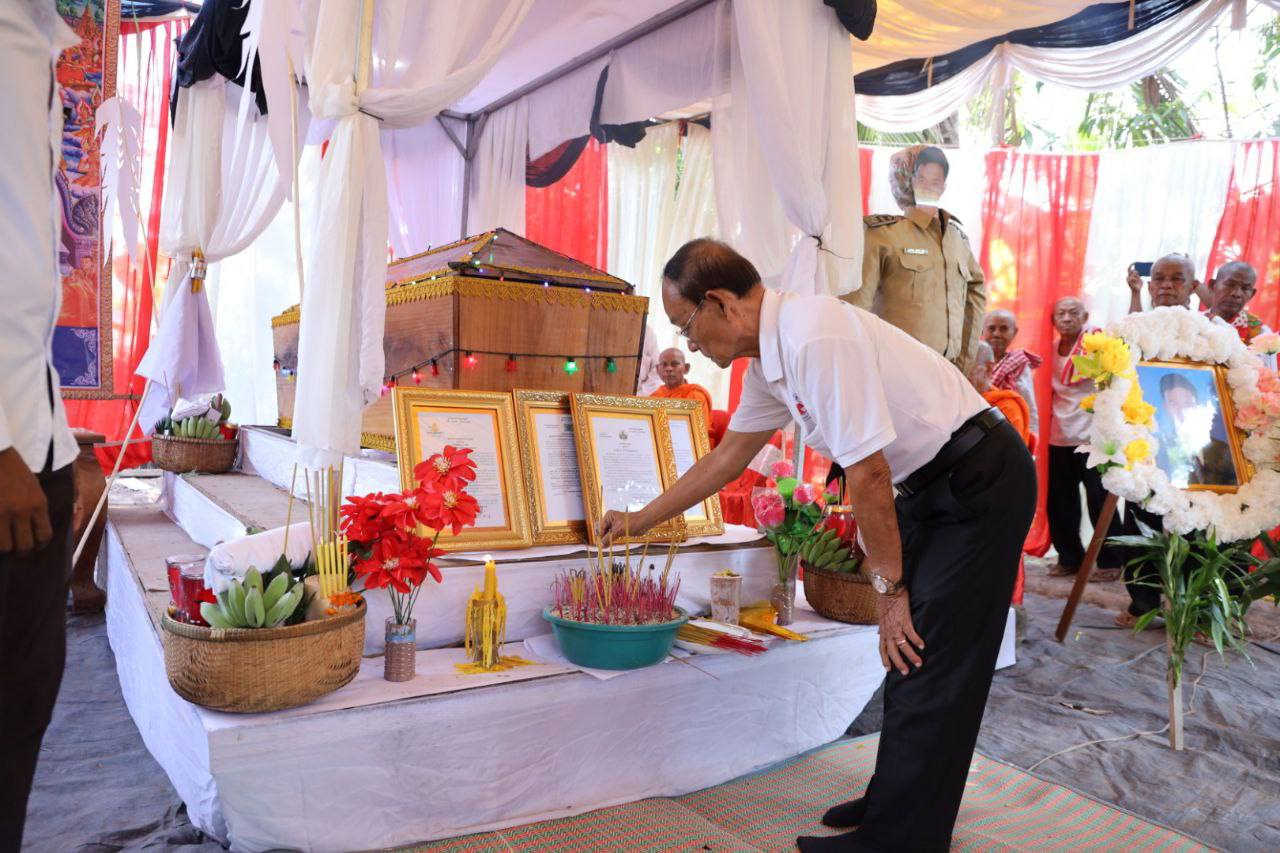 សម្តេចប្រធានកាកបាទក្រហមកម្ពុជា ចាត់តំណាងចូលរួមរំលែកទុក្ខក្រុមគ្រួសារសមាជិកក្រុមប្រឹក្សាឃុំរំដោះស្រែ មរណភាពដោយបើកត្រាក់ទ័រភ្ជួរដីជាន់មីនតោន