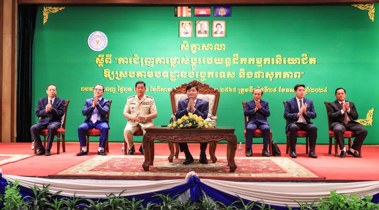 រដ្ឋមន្ត្រី ហេង សួរ ៖ ការផ្លាស់ប្តូររថយន្តដឹកកម្មករឱ្យស្របតាមបទដ្ឋានបច្ចេកទេស និងផាសុកភាព ជាការគិតគូរប្រយោជន៍ទាំងសម្រាប់កម្មករ និងអ្នកប្រកបរបរដឹកជញ្ជូន