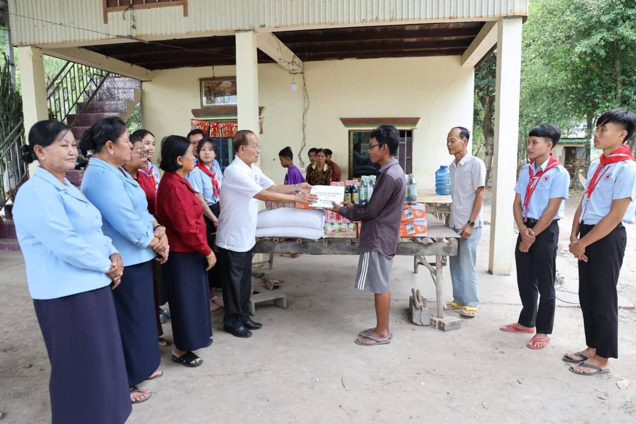 សម្តេចប្រធានកាកបាទក្រហមកម្ពុជា ចាត់ចូលរួមរំលែកទុក្ខ ប្រជាពលរដ្ឋ ២គ្រួសារ កូនបាត់បង់ជីវិតក្នុងឧបទ្ទវហេតុគ្រោះថ្នាក់ចរាចរណ៍