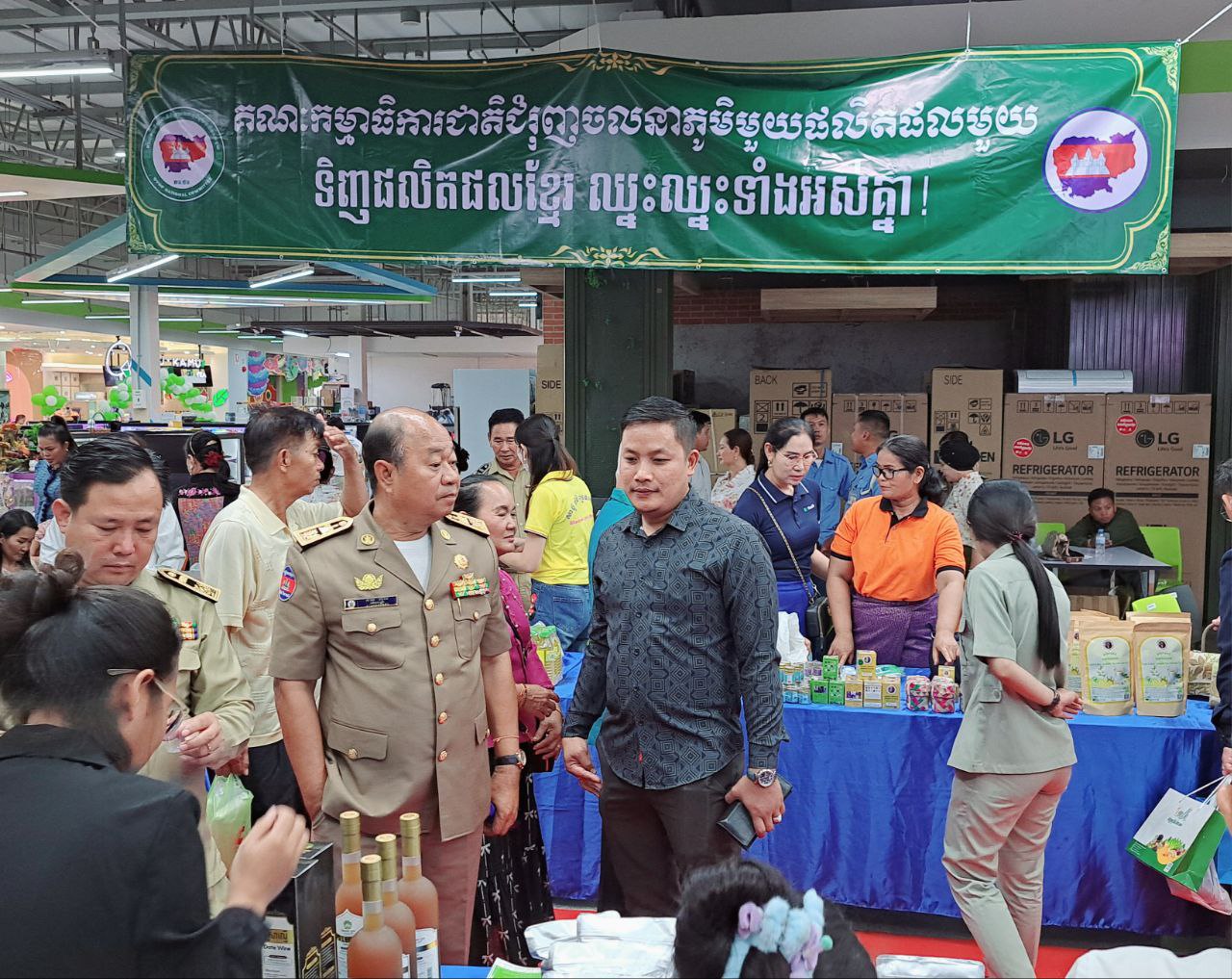 ផលិតផលក្នុងស្រុករបស់កូនខ្មែរ ត្រូវបានយកមកដាក់បង្ហាញនៅផ្សារទំនើប ព្រំដែនកម្ពុជា-ថៃ