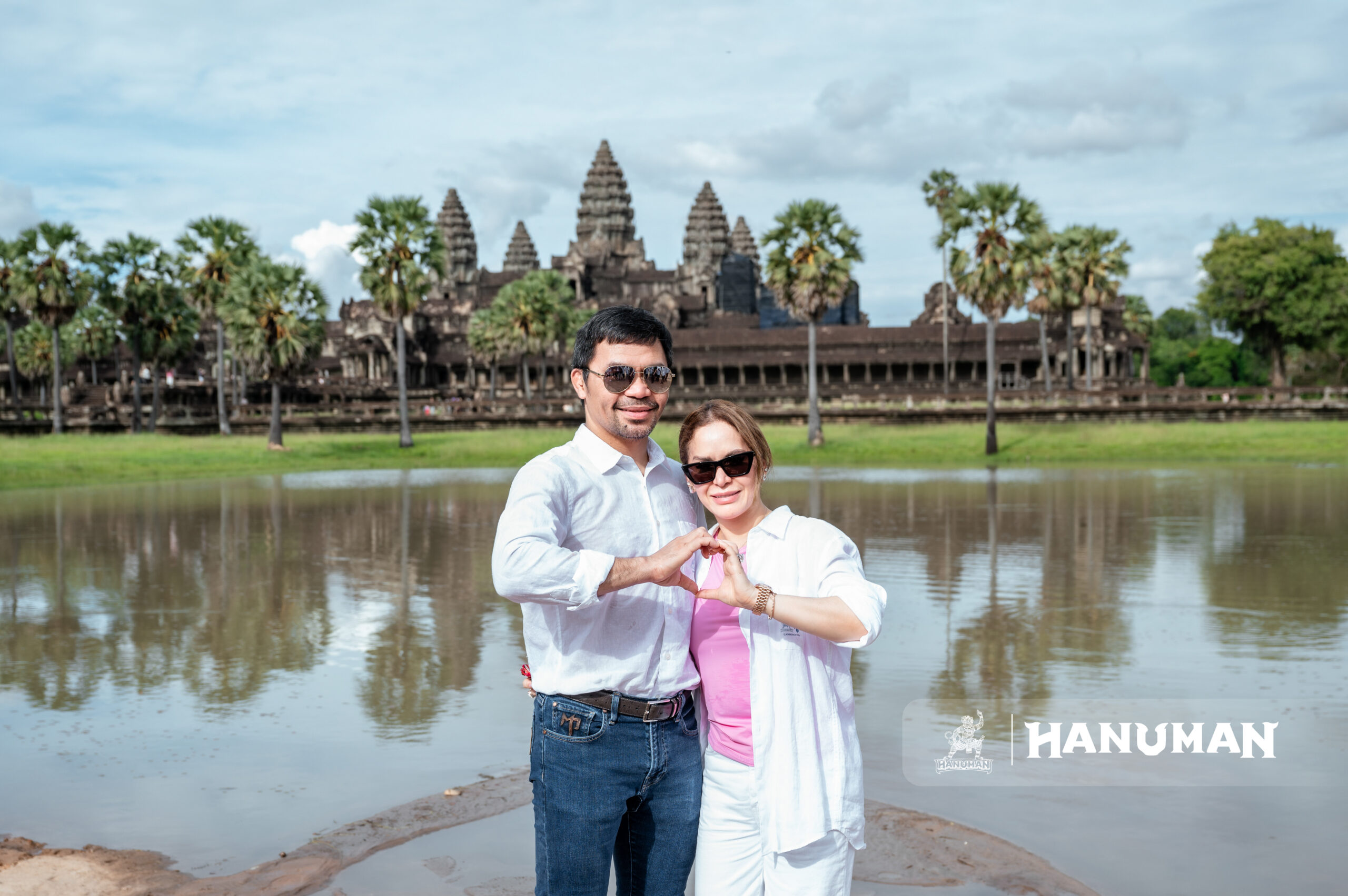 លោក ម៉ានី ផាកគីអាវ កំពូលកីឡាករប្រដាល់ និងជាអតីតសមាជិកព្រឹទ្ធសភានៃប្រទេសហ្វ៊ីលីពីន និងភរិយាបានអញ្ជើញចូលទស្សនាប្រាសាទអង្គរ ប្រសាទបាយ័ន និងប្រាសាទតាព្រហ្ម ក្នុងតំបន់រមណីយដ្ឋានអង្គរ