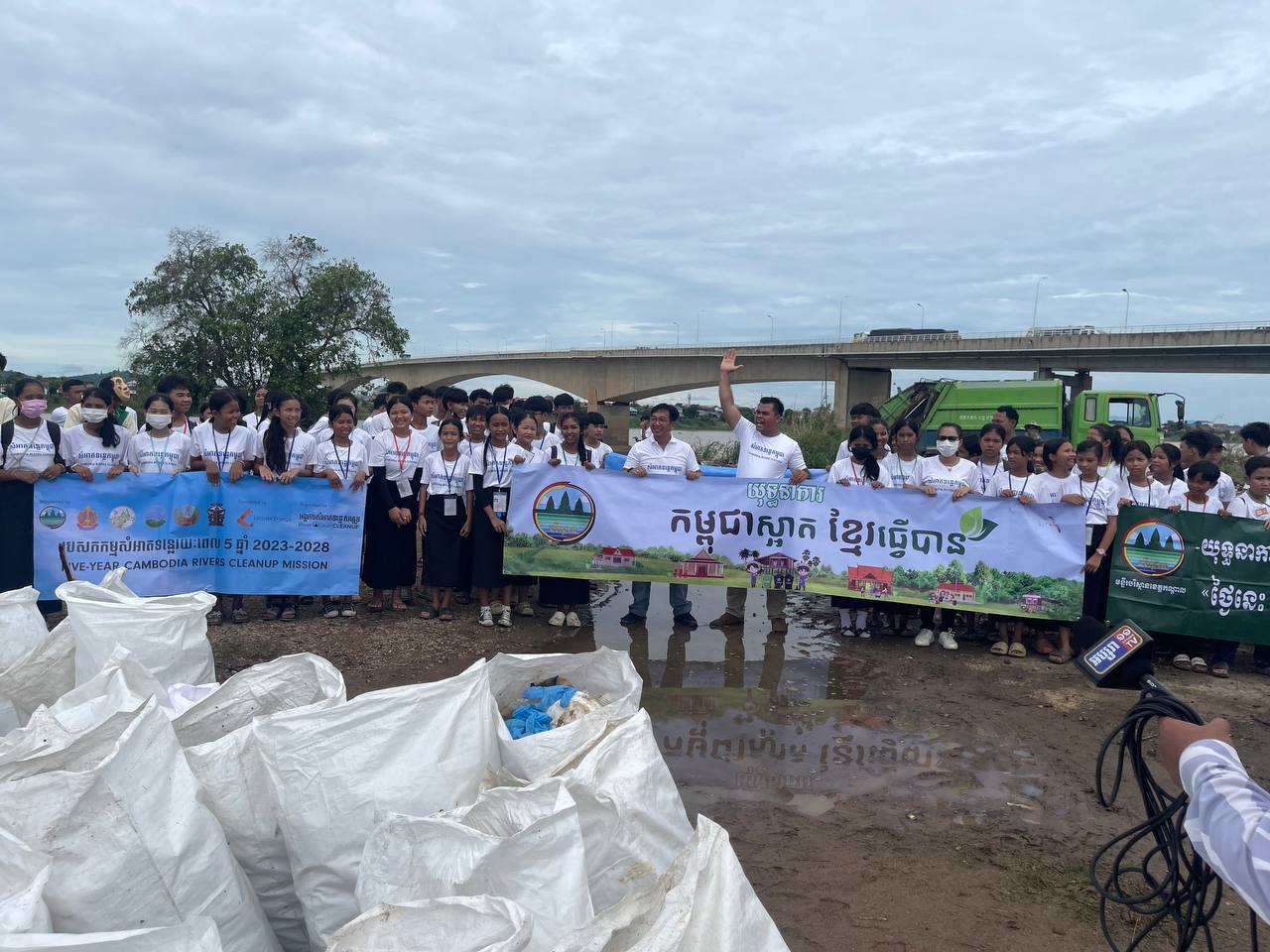 អង្គការសម្អាតទន្លេនិងអាជ្ញាធររួមគ្នាអប់រំពលរដ្ឋ មិនបោះសំរាមក្នុងទន្លេនិងចេះទុកដាក់សំរាមឱ្យបានត្រឹមត្រូវ