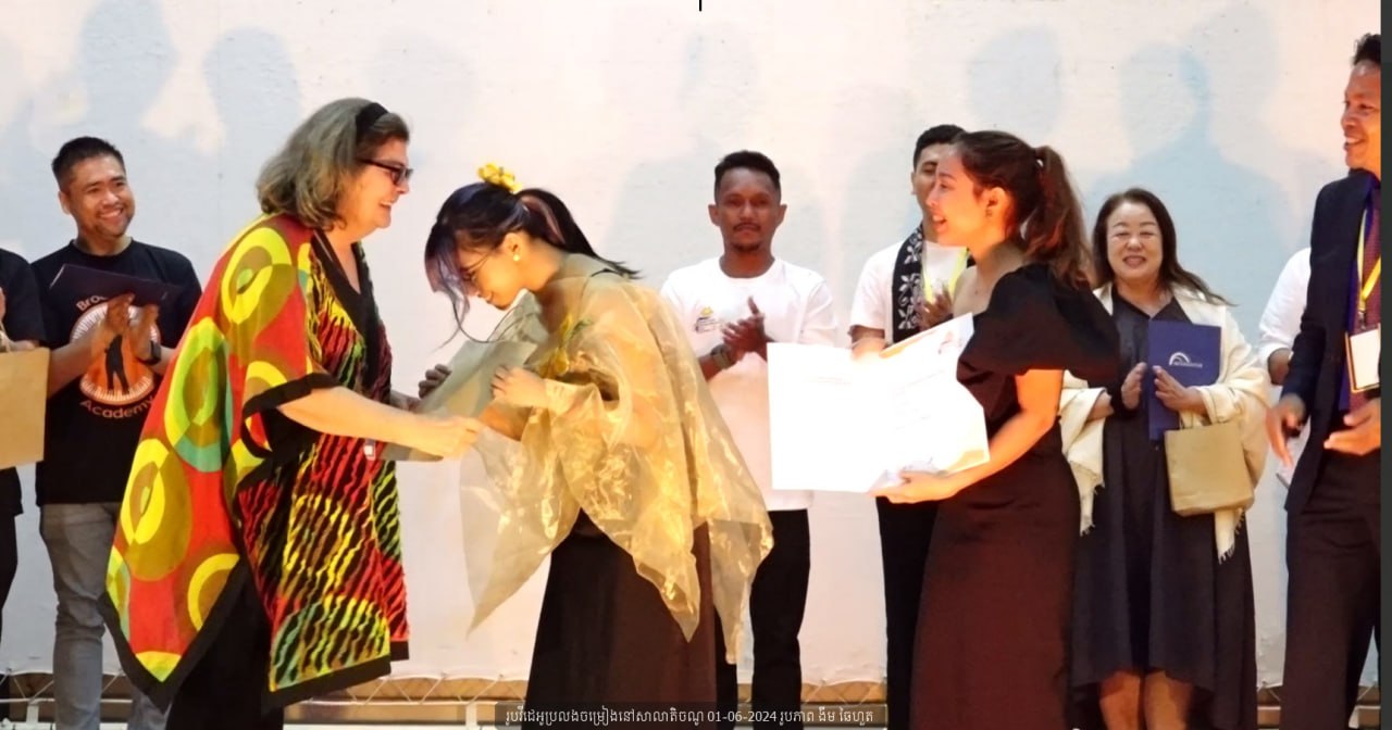 ក្រុមឈ្នះដាច់គេនៅក្នុងកម្មវិធីប្រឡងចម្រៀងជាពួកអន្តរជាតិលើកទី១នៅកម្ពុជាបានទៅក្រុម Gita Suara Choir ISBI Bandung ប្រទេសឥណ្ឌូនេស៊ី