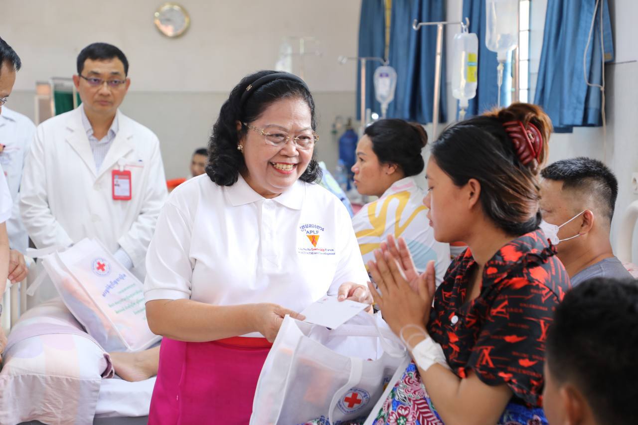 កាកបាទក្រហមកម្ពុជា ចុះសួរសុខទុក្ខ និងចែកអំណោយជាលើកទី២ ដល់ស្ត្រីមានផ្ទៃពោះត្រៀមសម្រាល និងស្ត្រីទើបសម្រាលកូនរួចចំនួន ២៨០នាក់ នៅមន្ទីរពេទ្យជ័យវរ្ម័នទី៧