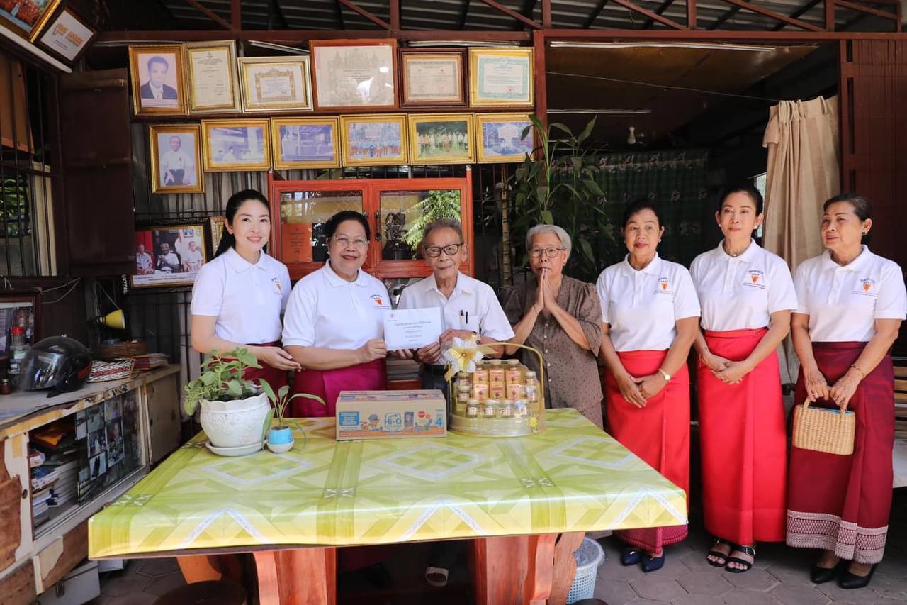 សម្តេចកិត្តិព្រឹទ្ធបណ្ឌិត ប៊ុន រ៉ានី ហ៊ុនសែន ចាត់តំណាងចុះសួរសុខទុក្ខលោកតាព្រឹទ្ធាចារ្យ ទួន ទេស