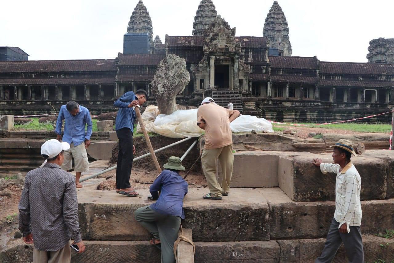 ក្រុមអ្នកជំនាញកំពុងធ្វើការជួសជុលខឿនជណ្ដើរ និងបង្កាន់ដៃនាគនៅជាន់ផ្ទាល់ដីរបស់ប្រាសាទអង្គរវត្ត