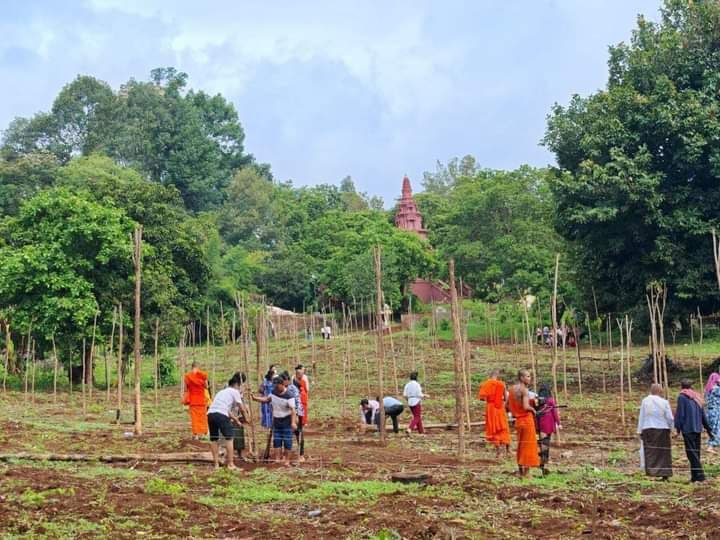 ព្រះសង្ឃ ពុទ្ធបរិស័ទចំណុះជើងវត្តឦសានរតនាហៅវត្តភ្នំស្វាយចូលរួមដាំកូនឈើប្រណិត៥០០ដើម នៅជុំវិញវត្ត