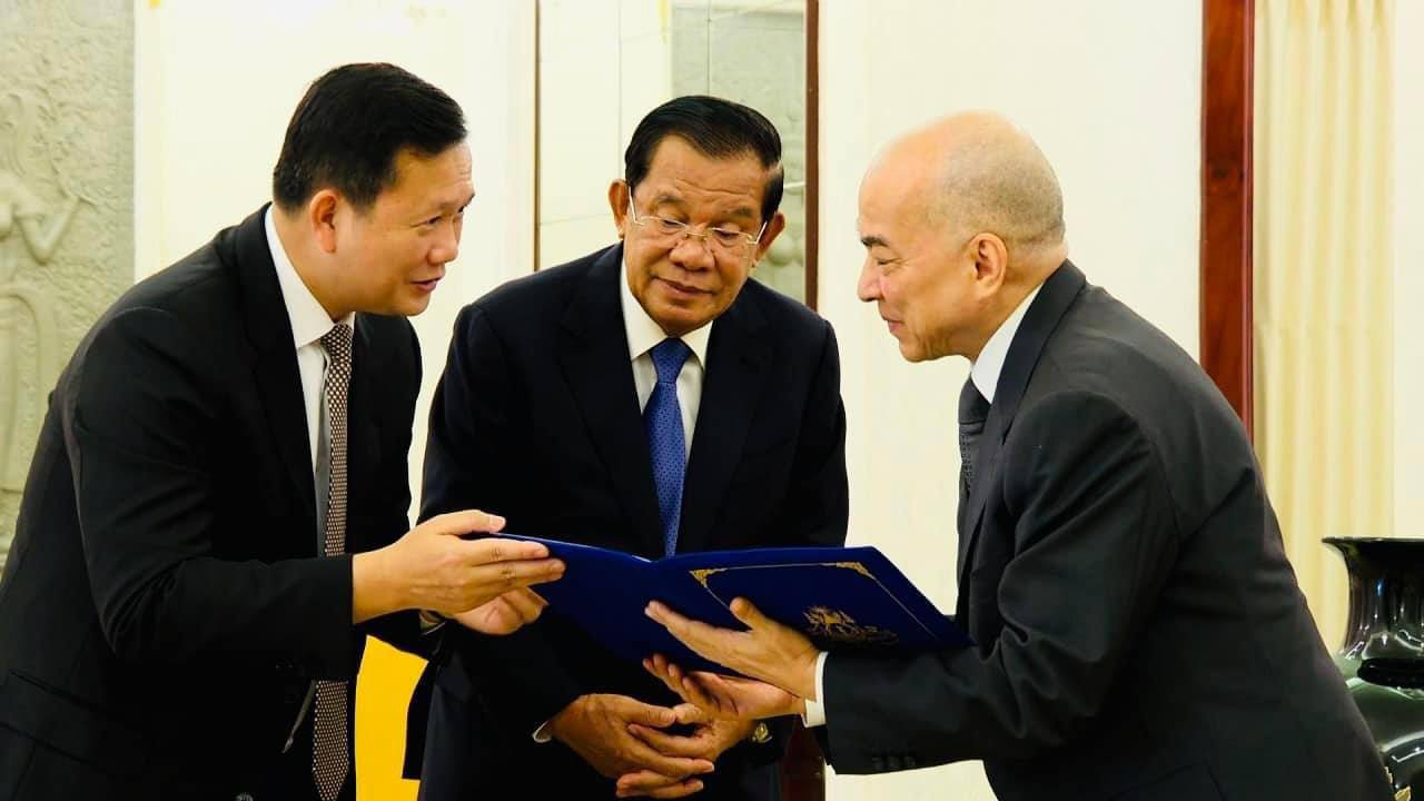 ព្រះករុណាព្រះបាទ សម្ដេចព្រះនរោត្តម សីហមុនី ព្រះមហាក្សត្រកម្ពុជា ព្រះបរមរាជានុញ្ញាតជូន សម្តេចតេជោ ប្រធានព្រឹទ្ធសភា
