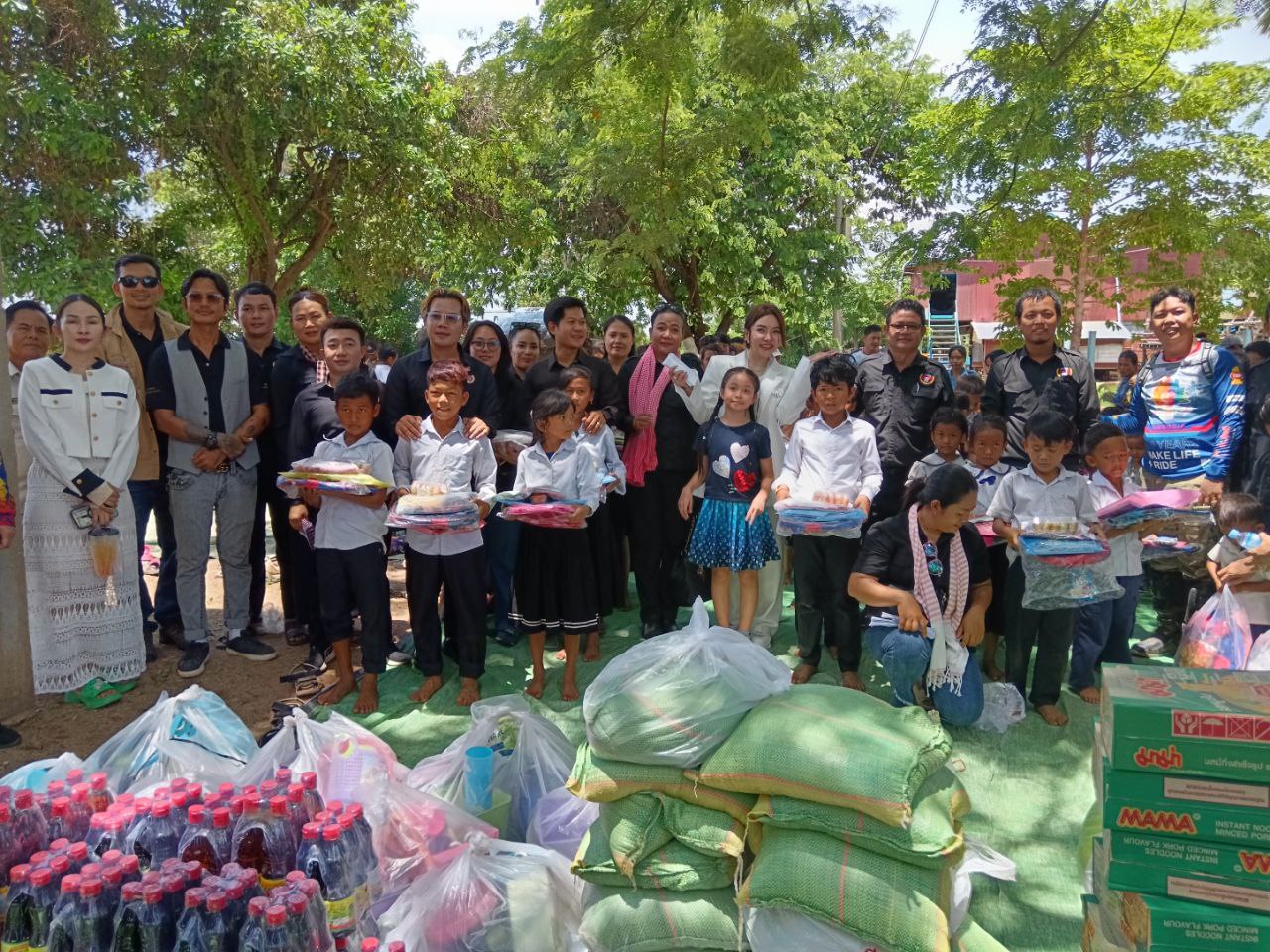 សិស្ស១០០នាក់ និងប្រជាពលរដ្ឋ១៨គ្រួសារនៅភូមិតំណាក់រាជ ទទួលអំណោយពីសមាគមចលនាយុវជនក្រុម១៥៧ ខេត្តកំពង់ឆ្នាំង ,ក្រុមម៉ូតូធំ និងក្រុមហ៊ុន Madamda