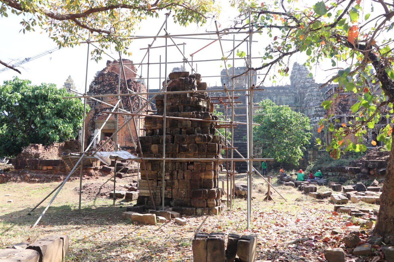 អ្នកជំនាញកំពុងកំណត់អត្តសញ្ញាណថ្មប្រាសាទភ្នំបាខែង ដែលធ្លាក់​រាយប៉ាយ ដើម្បីជួសជុលឡើងវិញ