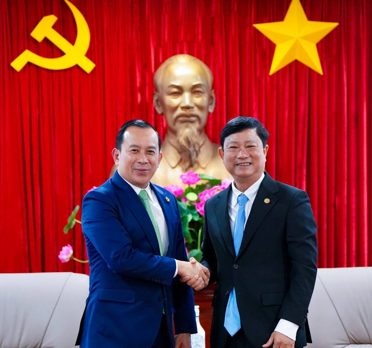 ឯកឧត្តម ហួត ហាក់ ដឹកនាំគណៈប្រតិភូជាន់ខ្ពស់ក្រសួងអធិការកិច្ច ជួបពិភាក្សាការងារជាមួយប្រធានគណៈកម្មាធិការប្រជាជនខេត្តប៊ិញយឿង